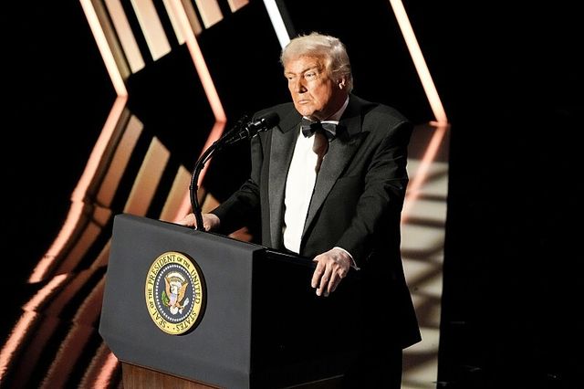 '트럼프-케네디센터 공로상' 사회보는 트럼프 대통령