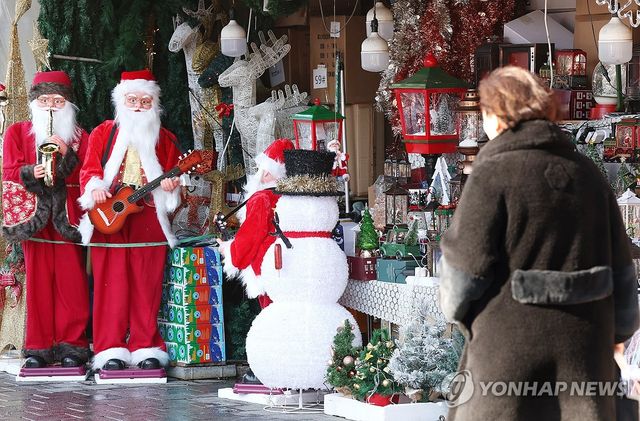 크리스마스 장식 용품이 진열된 서울 남대문시장