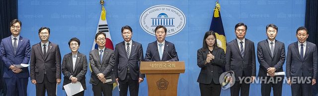 대전·충남 통합 관련 기자회견 하는 민주당 의원들