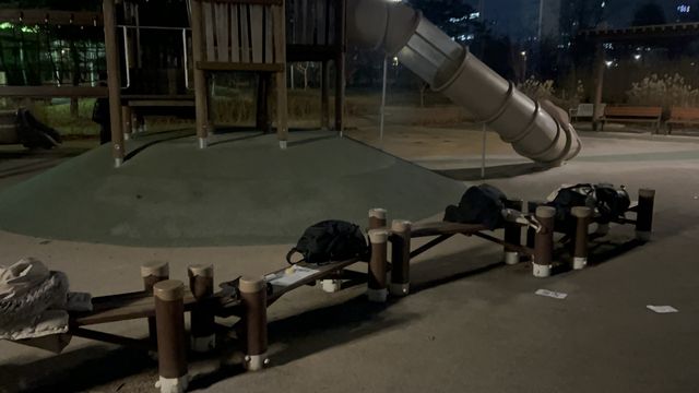 크리스마스이브인 24일 강서구 서울식물원 인근에서 '경찰과 도둑' 놀이 참여자들이 내려놓은 짐과 외투. [촬영 김유향 수습기자]