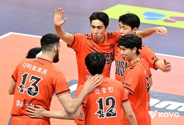 득점 후 기뻐하는 OK저축은행 선수들