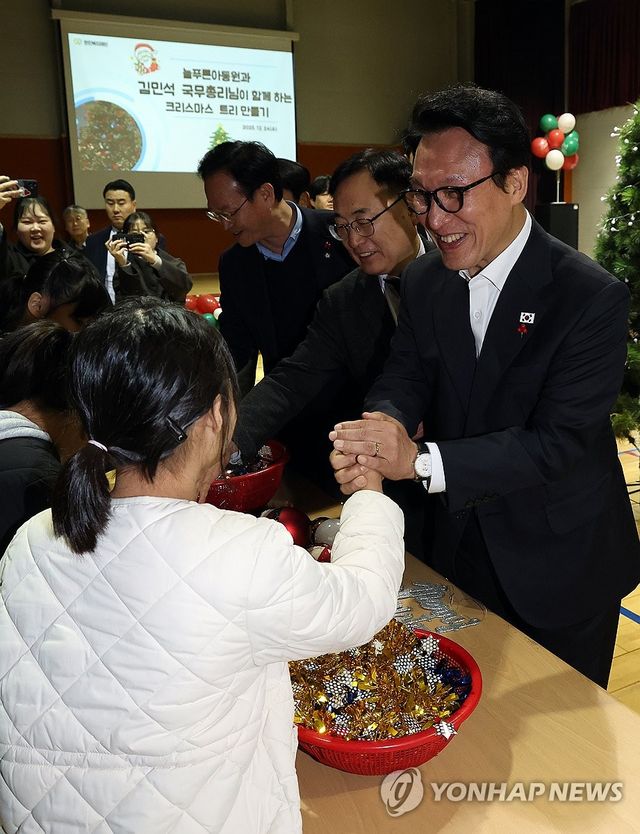 아동양육시설 방문한 김민석 총리