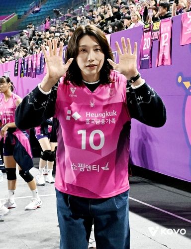 흥국생명 후배들에게 인사하는 김연경