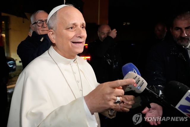 기자 질문에 답하는 레오 14세 교황