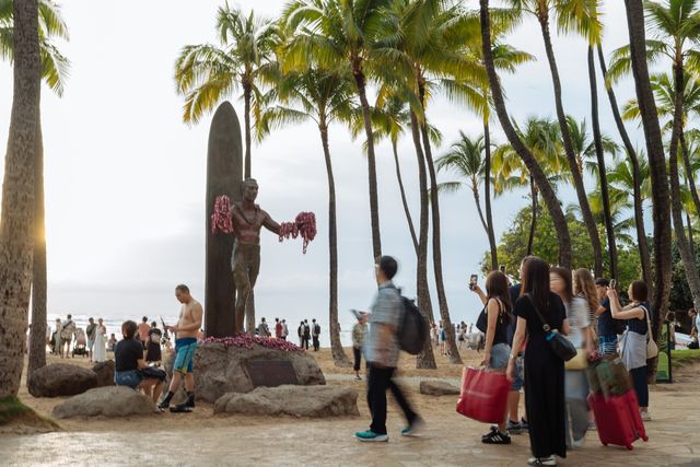 하와이에 있는 듀크 카하나모코 동상