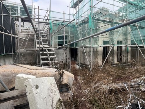 공사 중지된 이슬람 사원 예정지