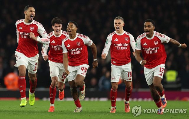 승부차기 승리를 기뻐하는 아스널 선수들