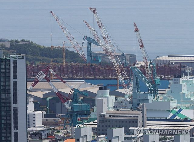 가동 중인 HD현대중공업 크레인