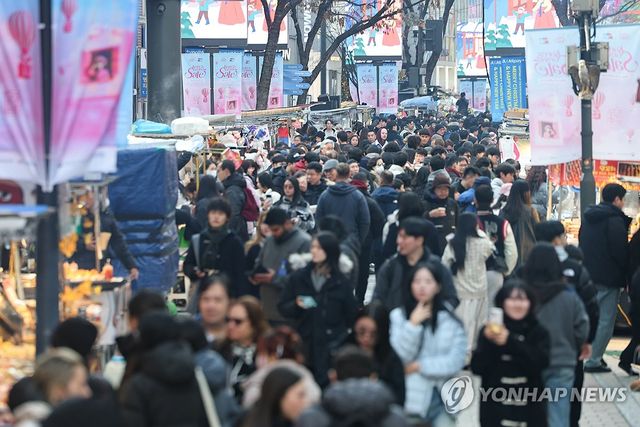 크리스마스 앞두고 붐비는 명동거리