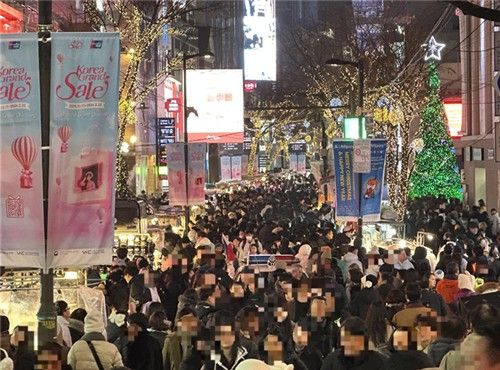 크리스마스이브 인파로 북적이는 명동 거리
