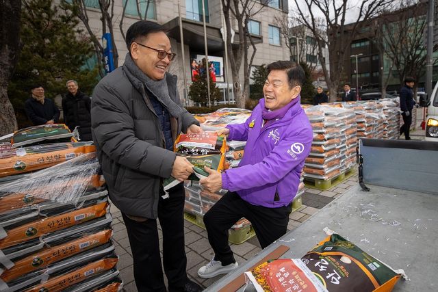 동대문구청 광장에 '사랑의 쌀'…동안교회 27t 기부