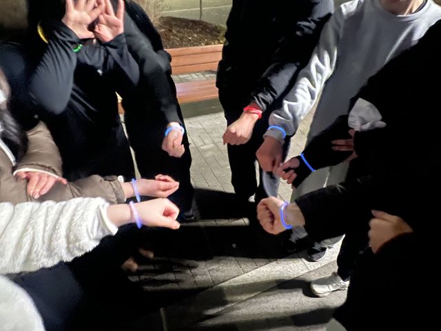 크리스마스이브인 24일 강서구 서울식물원 잔디밭에서 '경찰과 도둑' 놀이의 경찰 역할을 맡아 형광 팔찌를 찬 사람들. [촬영 김유향 수습기자]