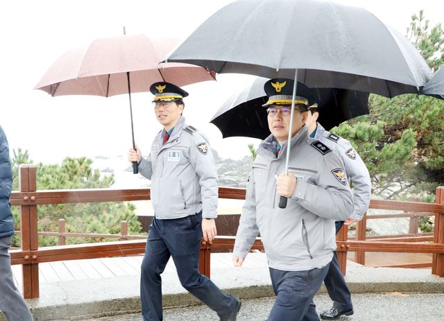 간절곶 해맞이 행사장 점검하는 유윤종(오른쪽) 울산경찰청장