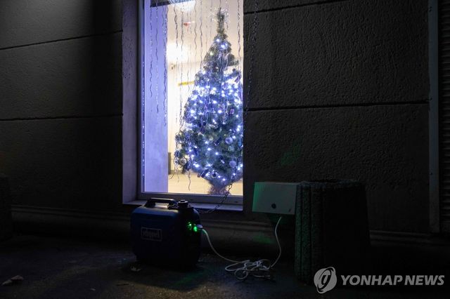 우크라이나 오데사의 한 주택에 설치된 크리스마스 트리와 발전기