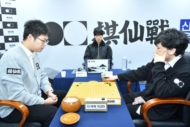 한승주(오른쪽) 9단이 탄샤오 9단에게 승리했다.