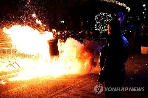 알바니아 총리실 앞 투척된 화염병으로 생긴 불길