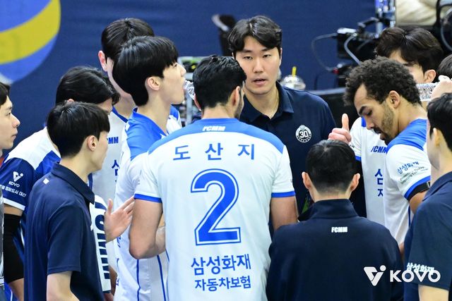 작전 지시하는 고준용 삼성화재 감독대행(중앙)