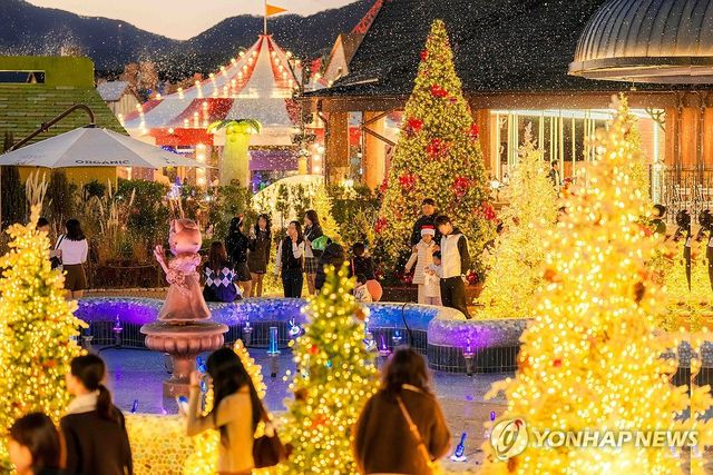 크리스마스 트리로 가득한 롯데월드부산