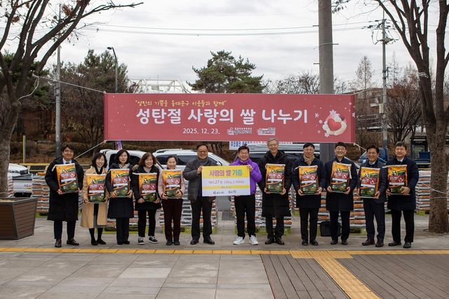동대문구청 광장에 '사랑의 쌀'…동안교회 27t 기부
