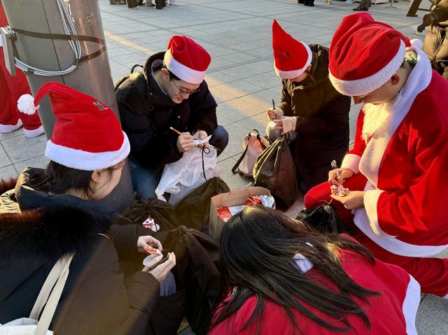 아이들에게 줄 편지를 쓰는 '몰래 산타 대작전' 자원봉사자들