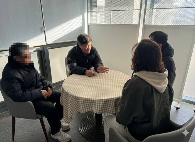 경찰이 피싱 범죄 피해자와 가족 설득 장면