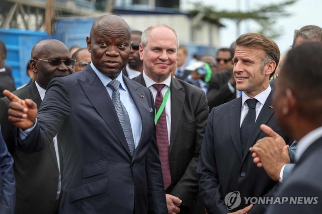 브리스 올리귀 응게마 가봉 대통령과 마크롱 프랑스 총리