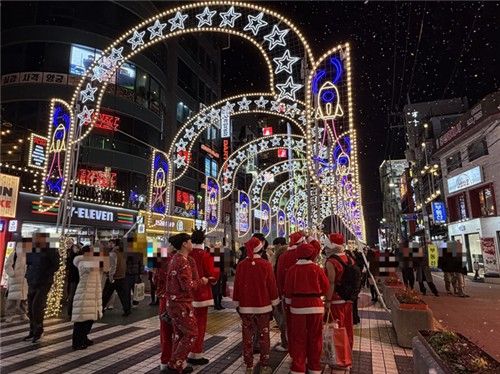 가짜 눈이 내리는 크리스마스 이브 홍대 거리