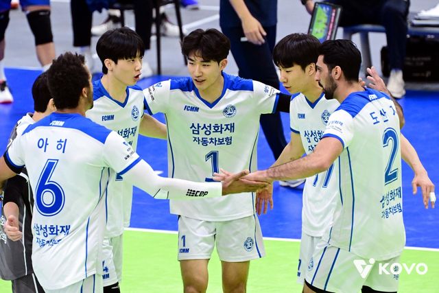파이팅 외치는 삼성화재 선수들