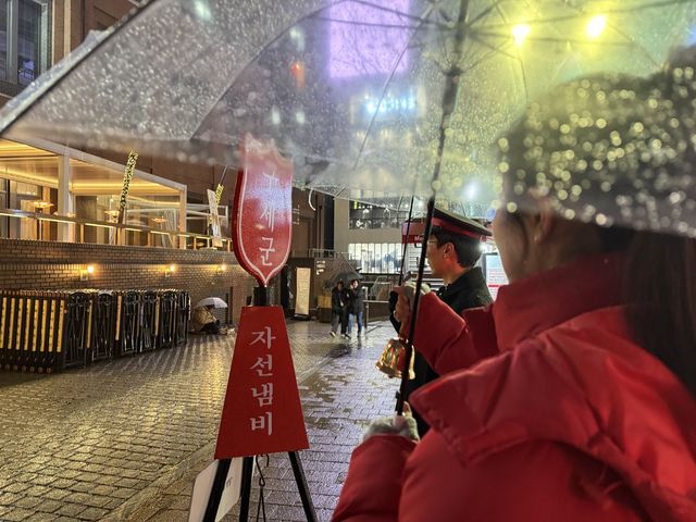 종을 흔들고 있는 기자(오른쪽)와 구세군 사관학생 정충훈 씨. 