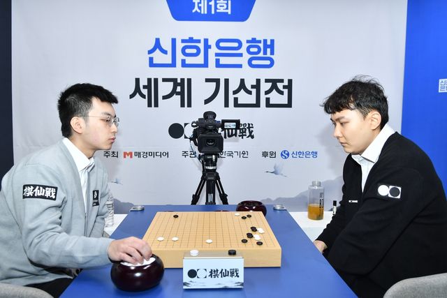 박정환(오른쪽) 9단이 세계기선전 32강에서 쉬하오훙 9단에게 승리했다.