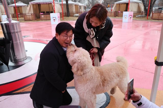 마포구 홍보견 '바오'와 함께한 박강수 구청장