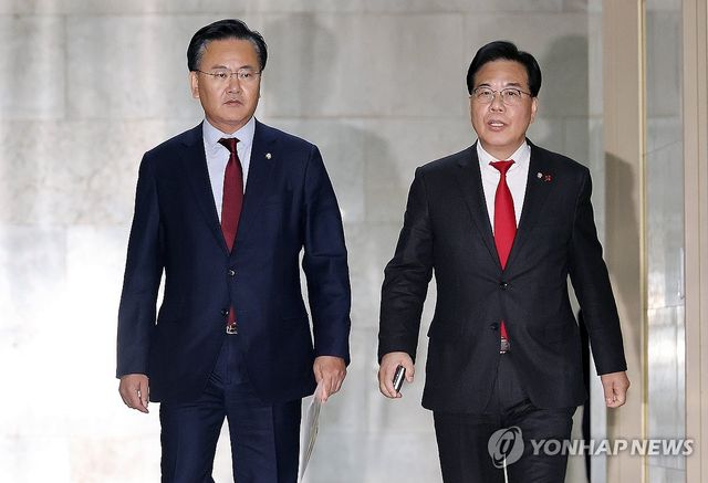 운영위원장실 들어서는 송언석·유상범