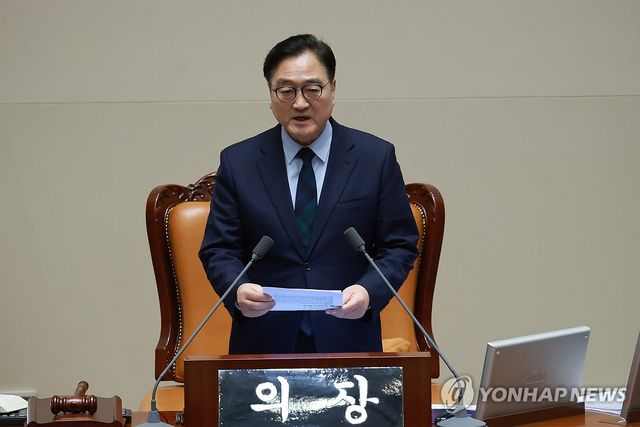 주호영 부의장에게 필리버스터 사회 요구하는 우원식 국회의장