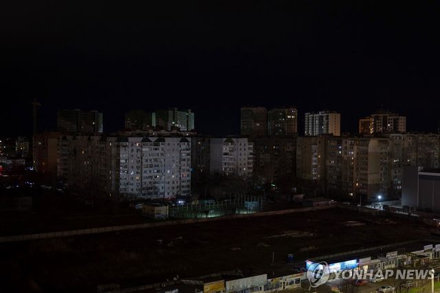 정전으로 암흑이 된 우크라이나 오데사의 한 아파트 단지