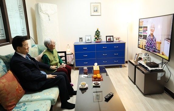 통일부가 제작한 영상편지를 시청하는 이산가족 김봉환 씨와 정동영 통일부 장관