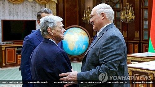 12일 벨라루스에서 만난 루카셴코 대통령(우)과 콜 특사
