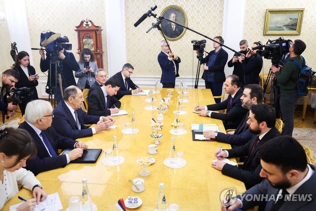 24일(현지시간) 회담하는 세르게이 라브로프 러시아 외무장관과 아사드 알샤이바니 시리아 외무장관