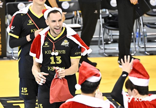 산타 복장을 한 KB손해보험의 비예나