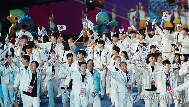 태극기 흔들며 인사하는 대한민국 선수단