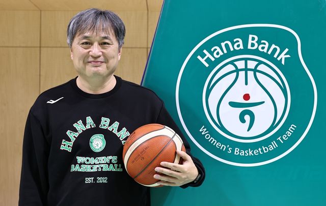 인터뷰 전 포즈 취하는 이상범 감독