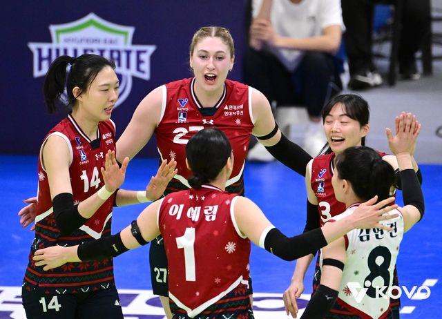 득점 후 기뻐하는 현대건설 선수들