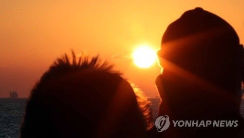 창원시 진해구 진해만에서 바라보는 선상 일출