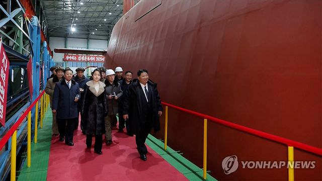 김정은, 딸 주애와 8천700t급 핵잠 건조 지도