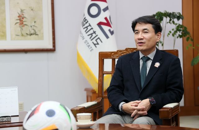 현안 설명하는 김진태 도지사