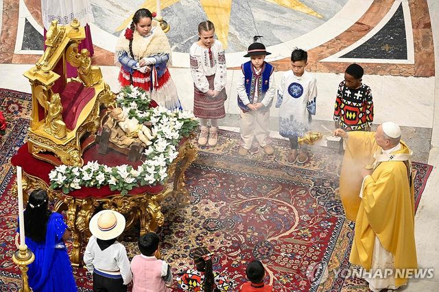 즉위 후 첫 성탄절 전야 미사 집전한 교황 레오 14세