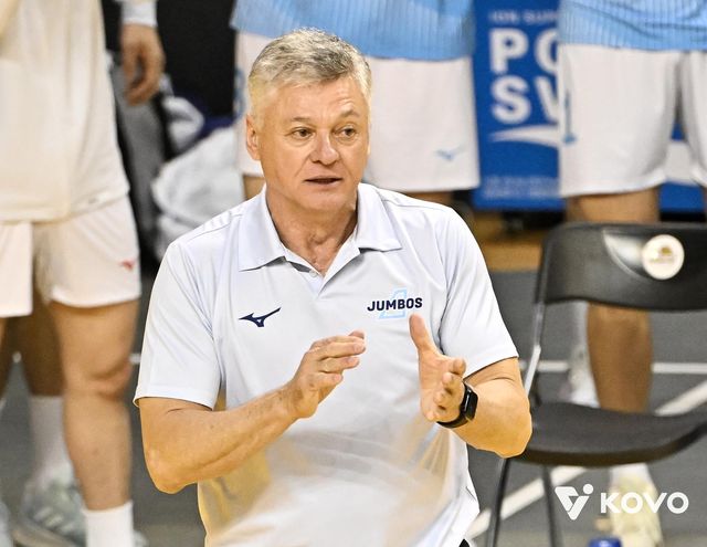 선수 격려하는 헤난 대한항공 감독