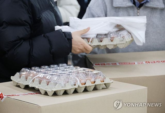 계란 다시 7천원대…산란계 300만마리 살처분, 수급 불안 우려(종합) - 2