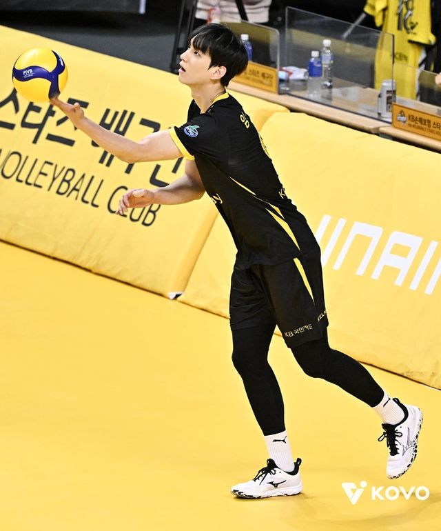 서브 준비하는 KB손해보험의 임성진