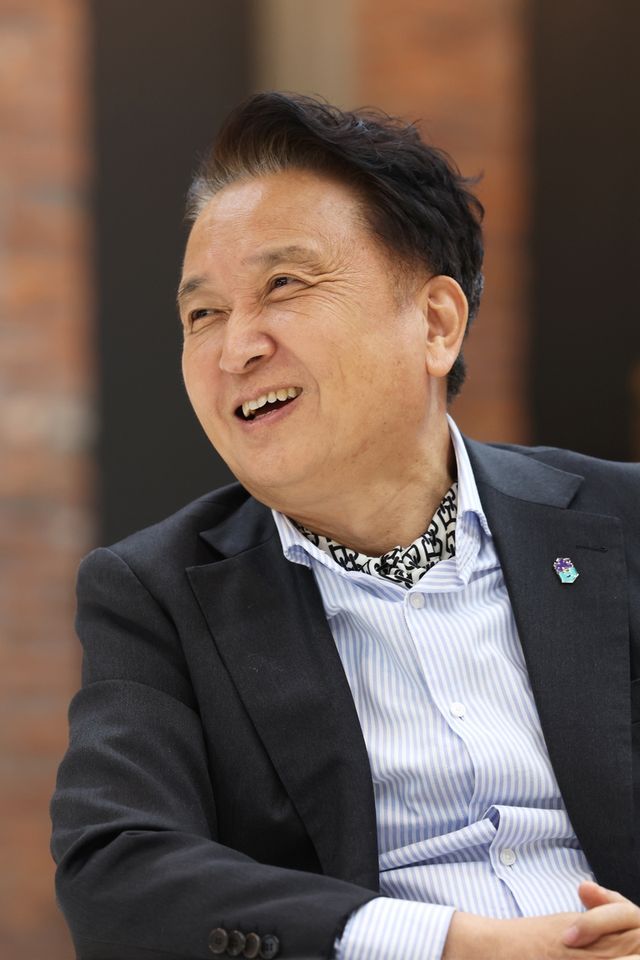 인터뷰하는 김영환 충북지사