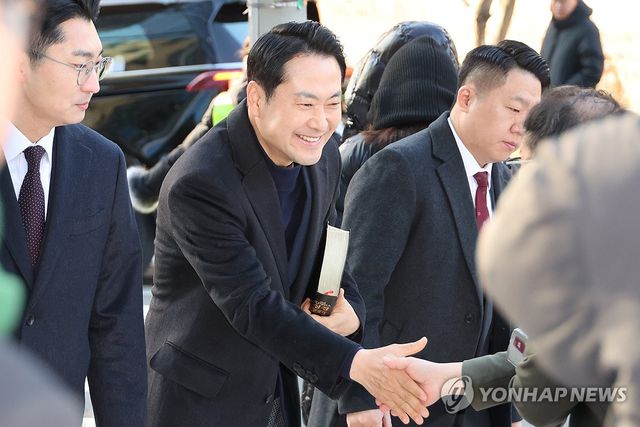 지지자와 악수하는 장동혁 대표